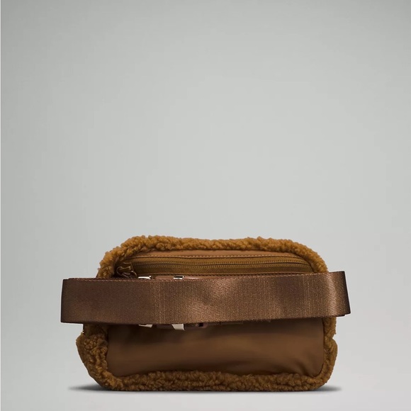 Lululemon Everywhere Fleece Belt Bag 1L in Burnt Caramel - Picture 4 of 6